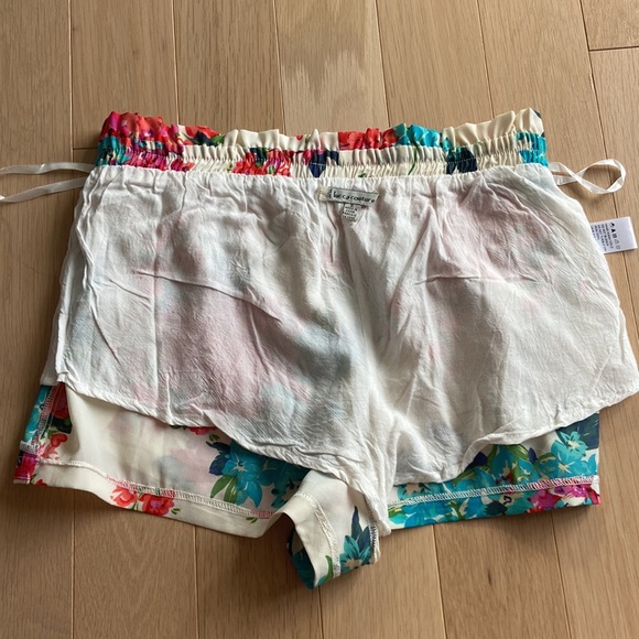 Urban Outfitters flowy floral short. Size small. New condition. - Picture 4 of 6